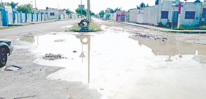 Calles de Chetumal lucen dañadas tras lluvias