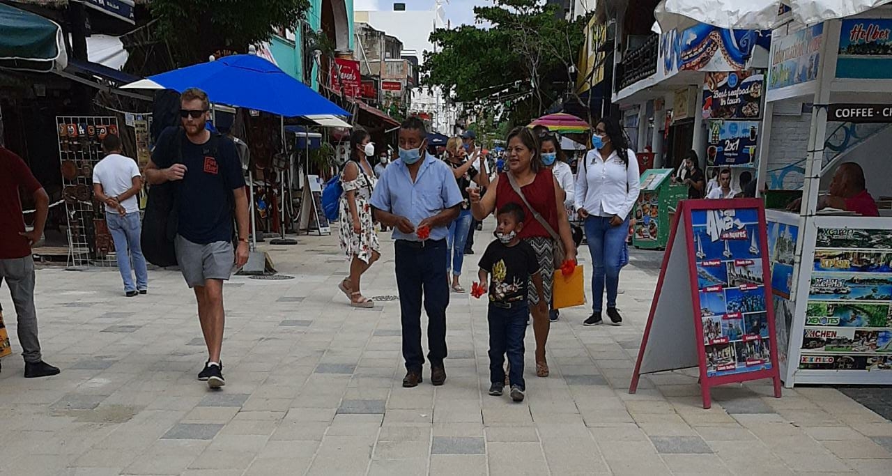 Turistas en Playa del Carmen se niegan a seguir medidas sanitarias