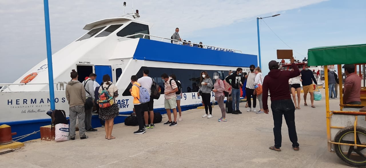 El ferry lució con gente.