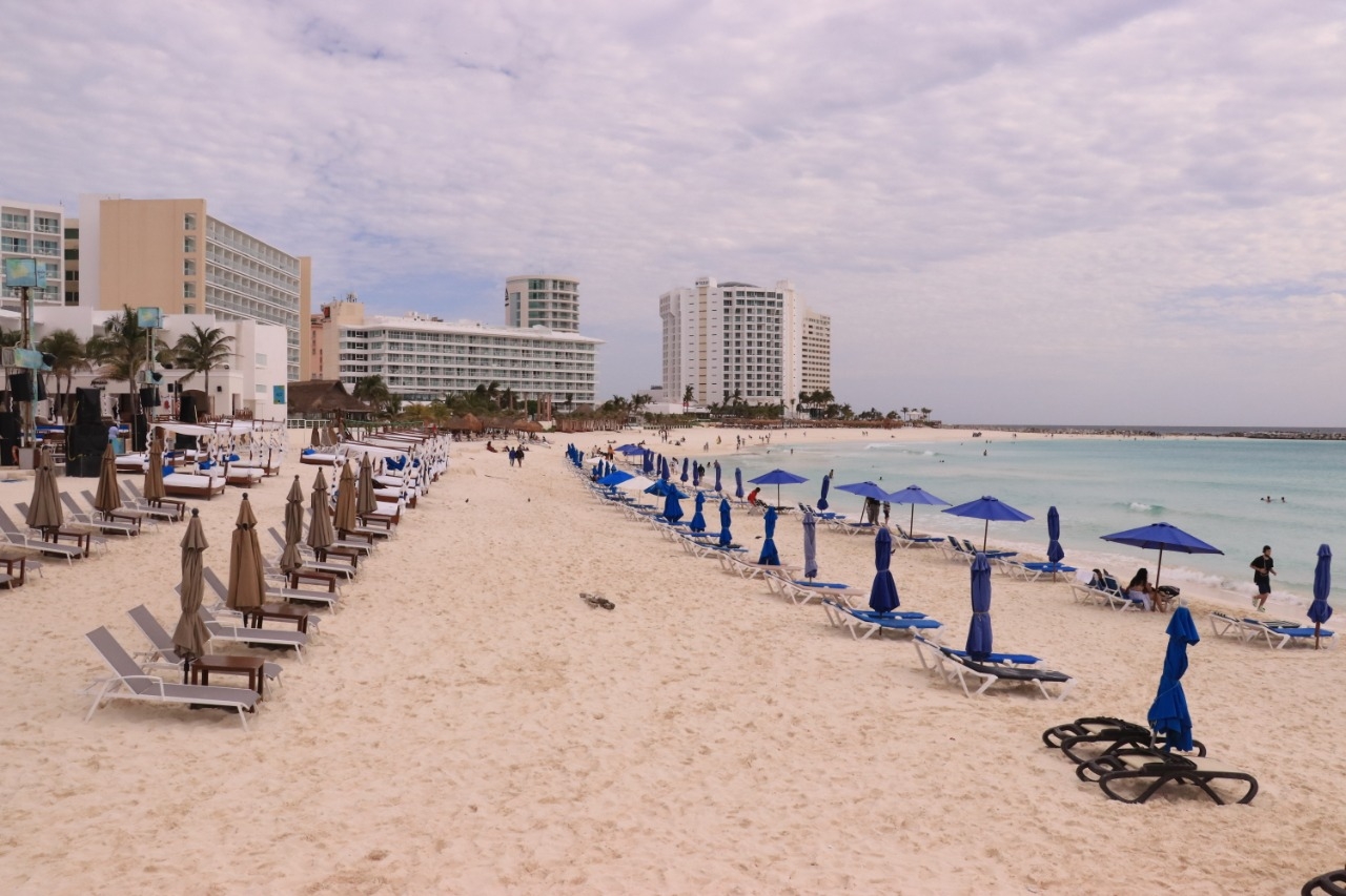 Frente Frío aleja a bañistas de las Playas de Cancún