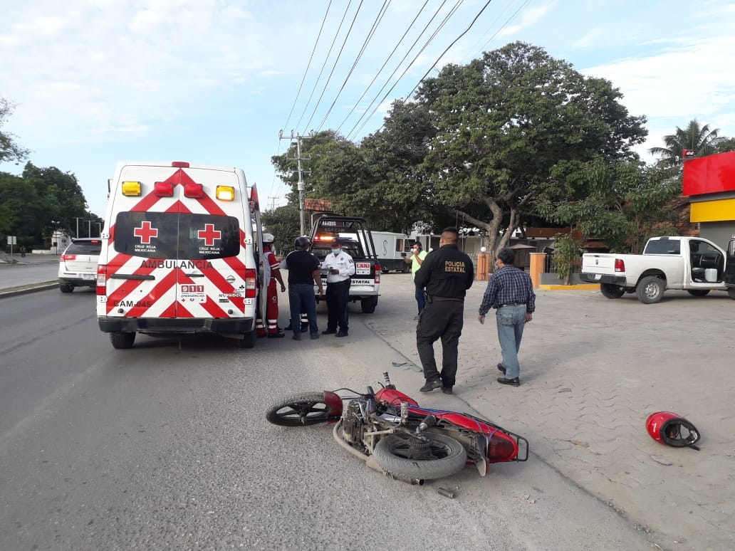 Pareja derrapa en motocicleta por evitar camioneta en Ciudad del Carmen