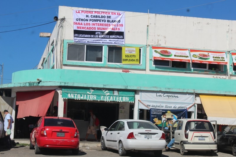 Locatarios del mercado Lázaro Cárdenas continúan protestas por concesiones en Chetumal