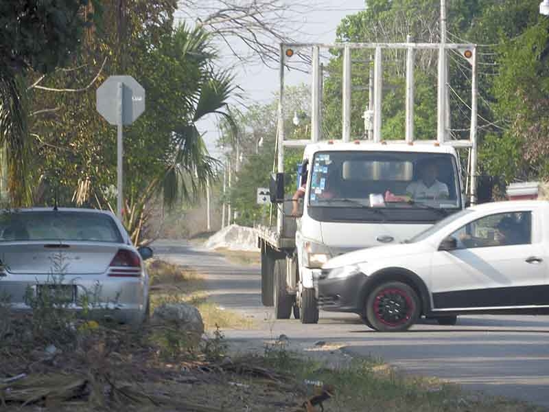 Denuncian caos vial en calles principales de Acanceh, piden mayor vigilancia