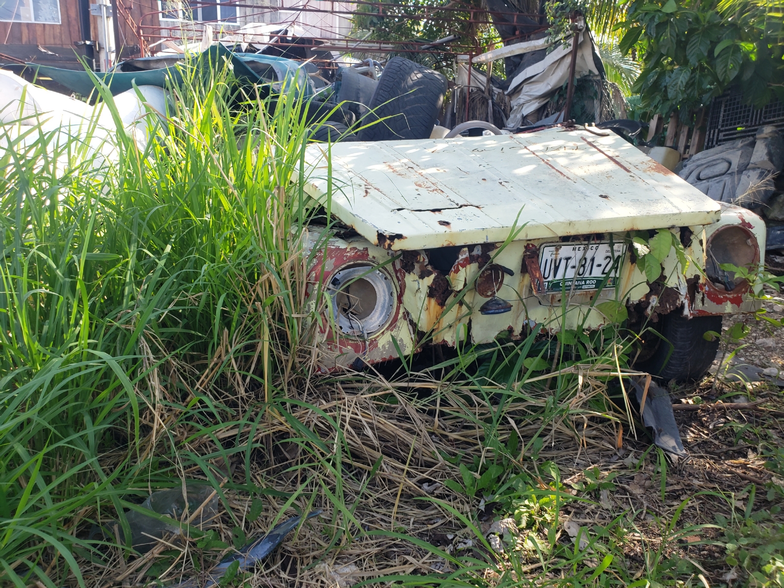 Habitantes exigen el retiro de autos abandonados; 'son escondite de delincuentes' en Cancún