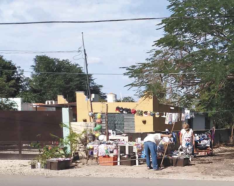 Tianguistas convierten las calles en puestos de venta en Kanasín