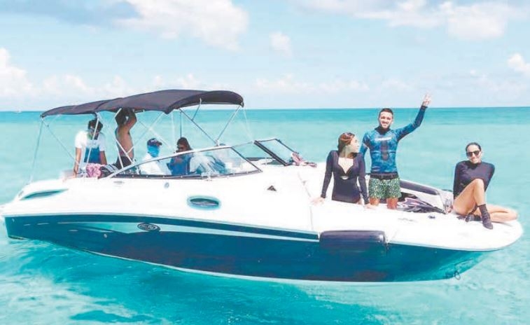 Youtuber promociona lugares turísticos en Quintana Roo; se grabó nadando con un cocodrilo