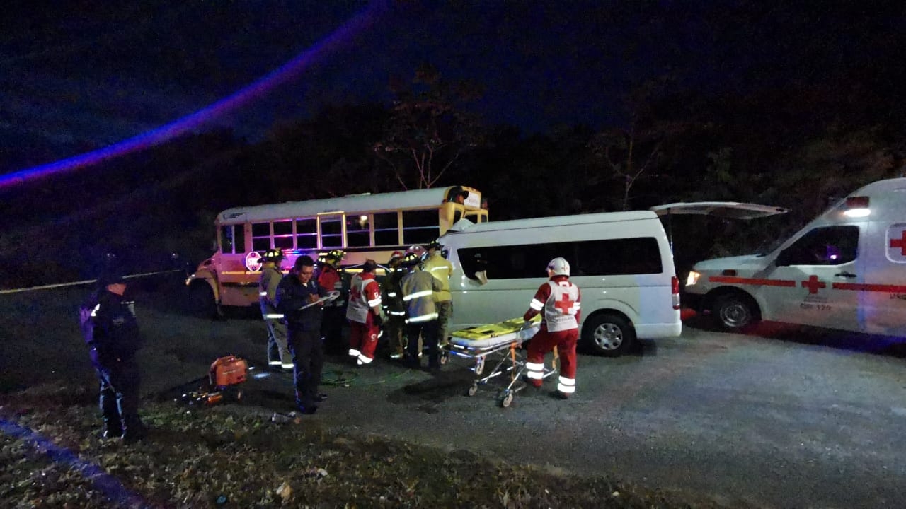 Conductor de transporte queda prensado tras chocar en Playa del Carmen