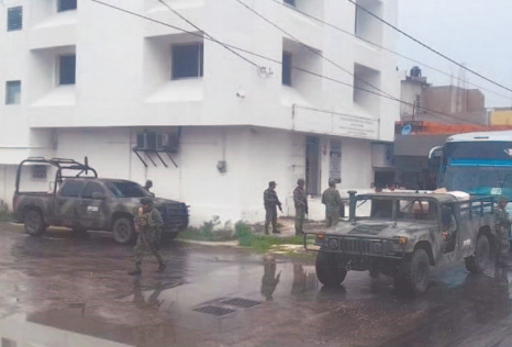 Detienen a dos hombres por posesión de arma de fuego en Candelaria