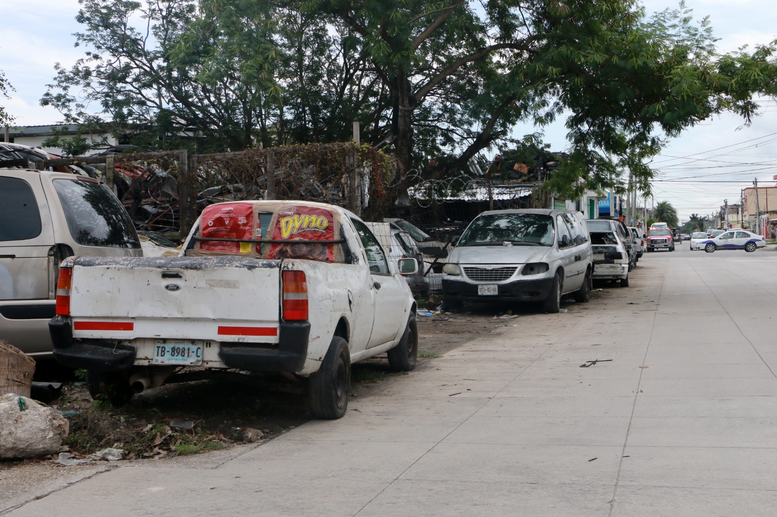 Comercios invaden banquetas en calles y avenidas de Cancún