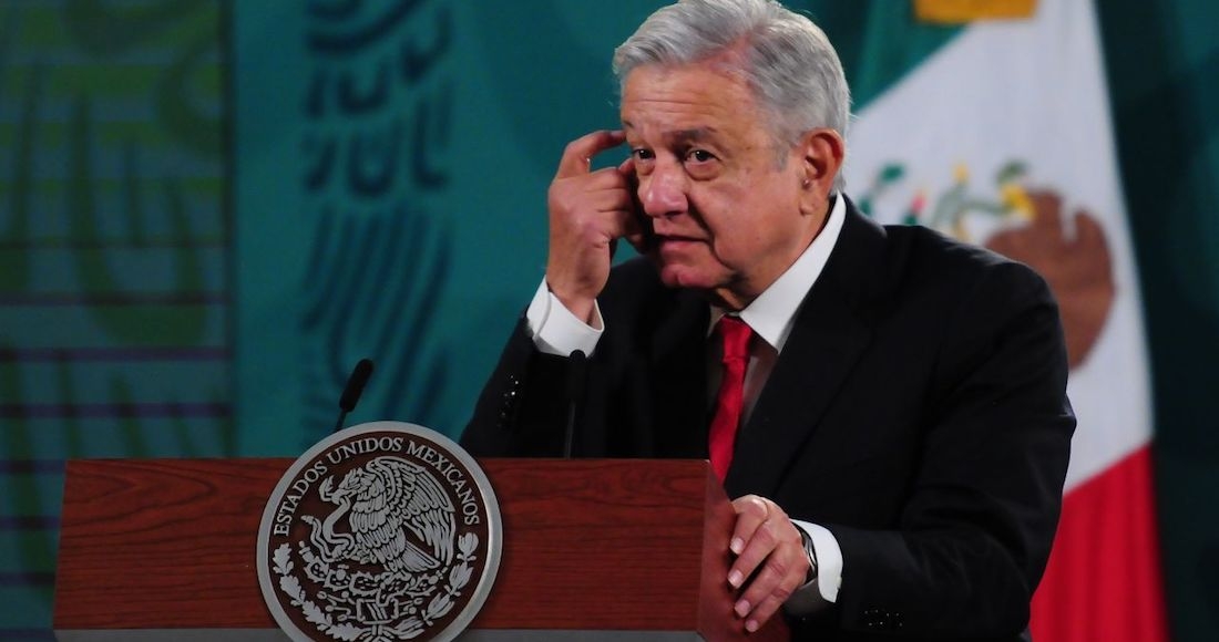 El presidente de México informó que tiene síntomas leves del coronavirus