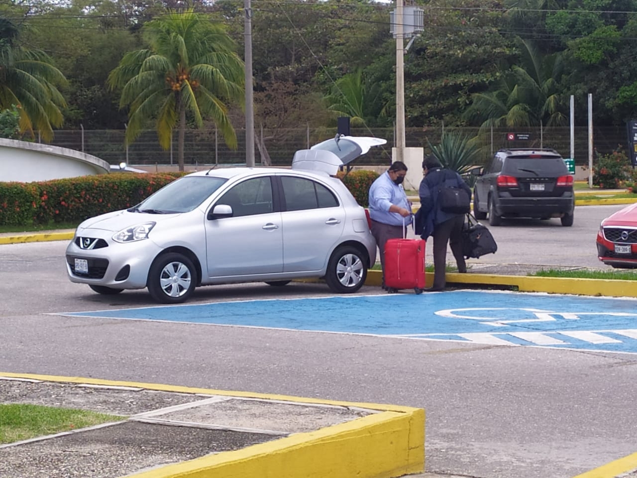 Trabajadores petroleros prefieren rentar autos al llegar a Ciudad del Carmen