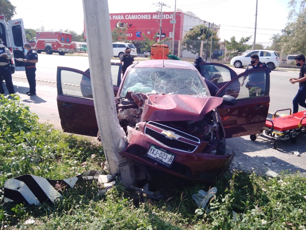 Rescatan a dos hombres tras estrellarse contra un poste en el periférico de Mérida