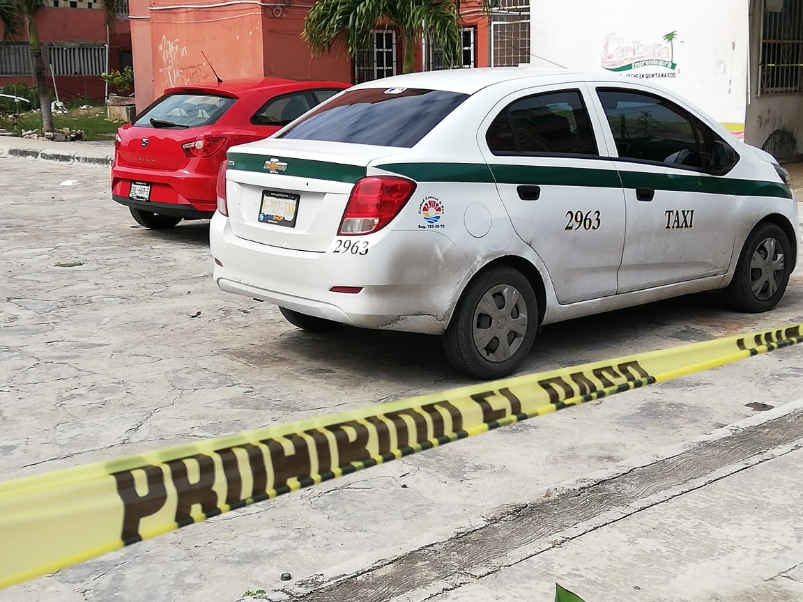 Balean a taxista en Cancún; logra escapar de sus atacantes