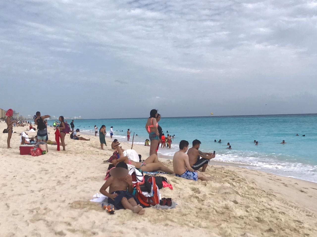 Pese a cielo nublado, bañistas asisten a playas de Cancún