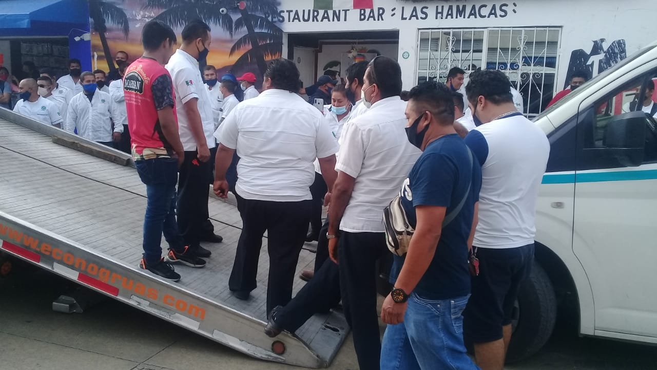 Choferes de combis impiden que remolcaran una unidad en Playa del Carmen