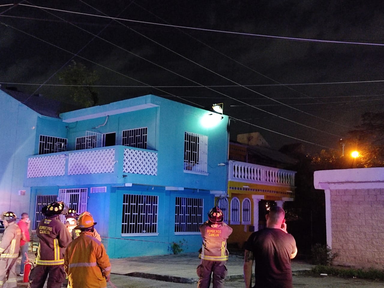 Corto circuito moviliza a cuerpos de rescate en la Región 92 de Cancún