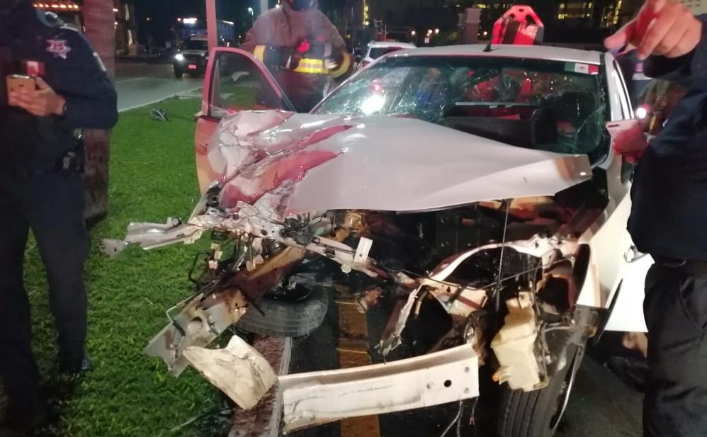 Hombre destroza su auto sobre el boulevard Kukulkán en Cancún