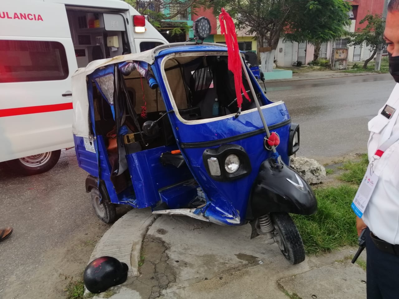 Mototaxi se estampa contra un coche en Cancún