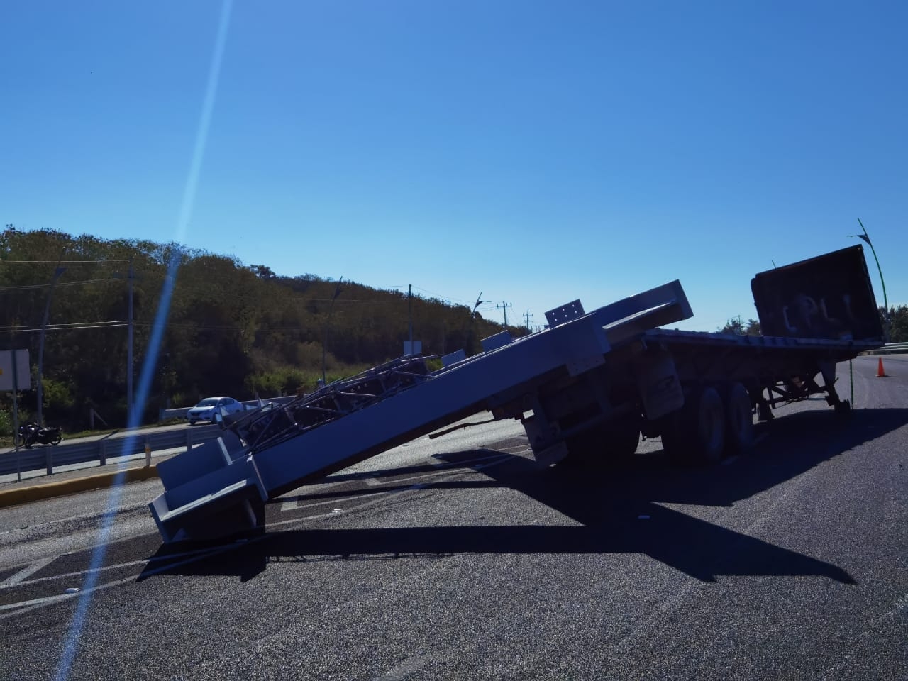 Volcadura de un tráiler deja caos vial en Periférico de Campeche