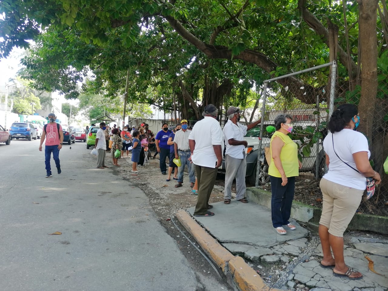 Abuelitos hacen larga fila para cobrar apoyo federal en Ciudad del Carmen