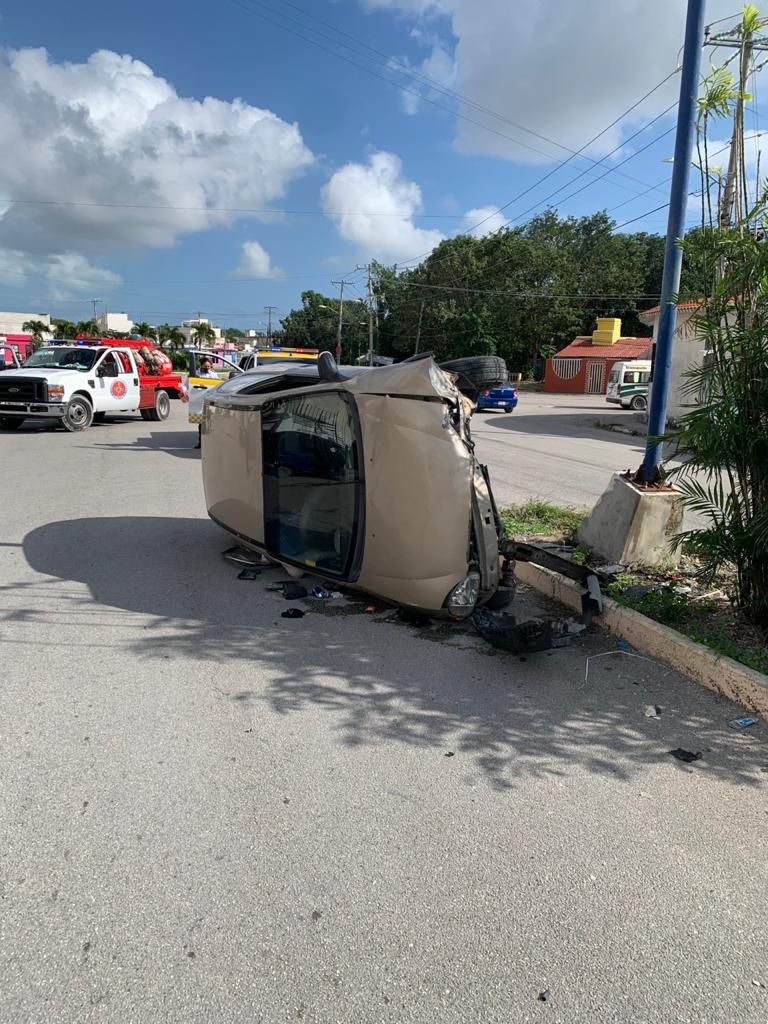 Conductor vuelca y destroza su coche en calles de Cancún