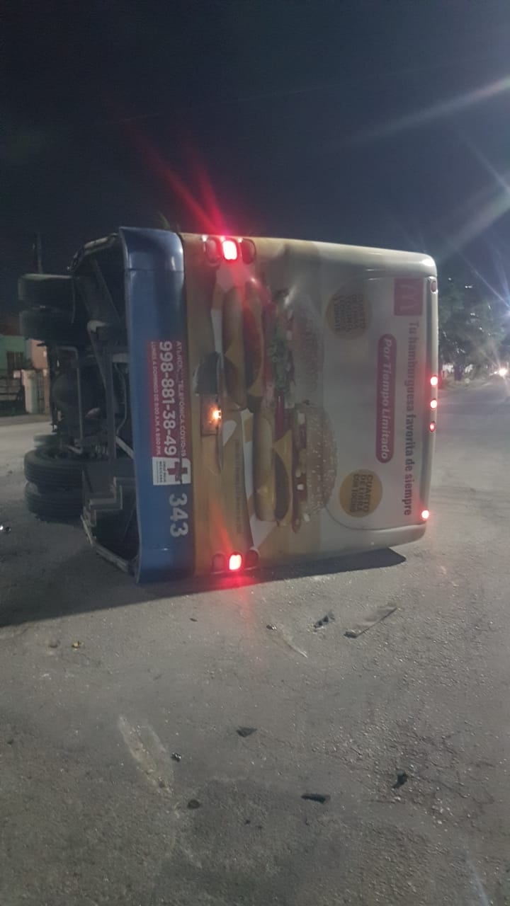 El autobús quedó volteado del lado derecho sobre el pavimento