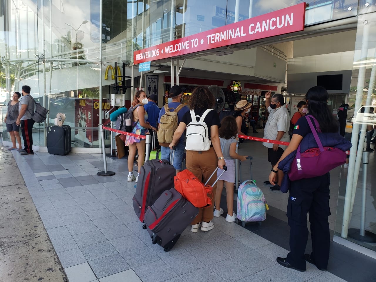 Los guardias de seguridad de la Terminal de ADO en Cancún indicaron que los que más se resisten al uso del cubrebocas son los turistas extranjeros