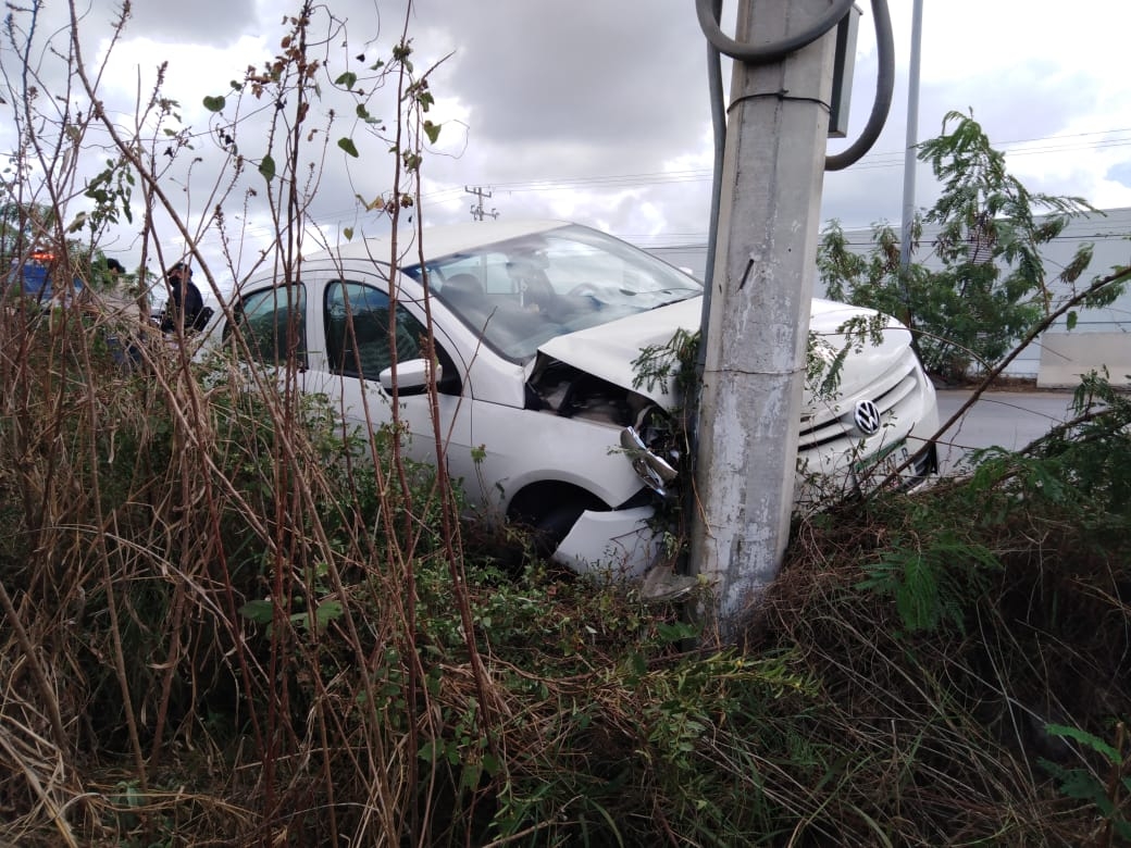 Se estrella con poste al intentar esquivar un tracto camión en la Mérida-Umán