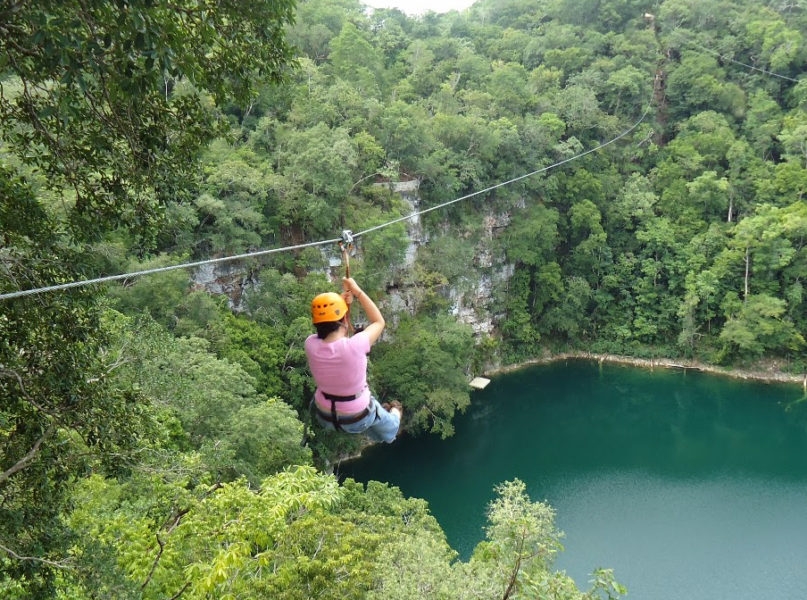 La tirolesa extrema más alta en el cenote azul de Campeche