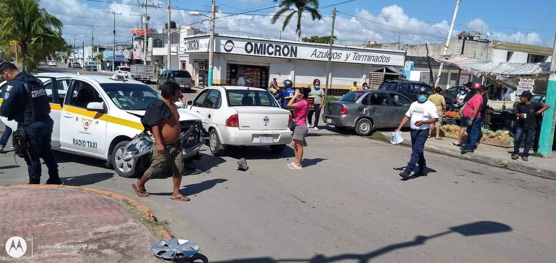 3 coches causan carambola en calles de Chetumal