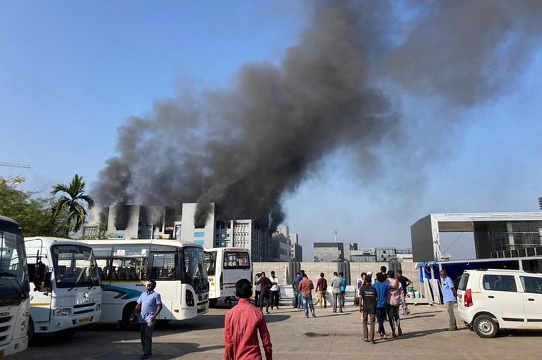 Se incendia fábrica de vacunas contra el COVID-19 en India