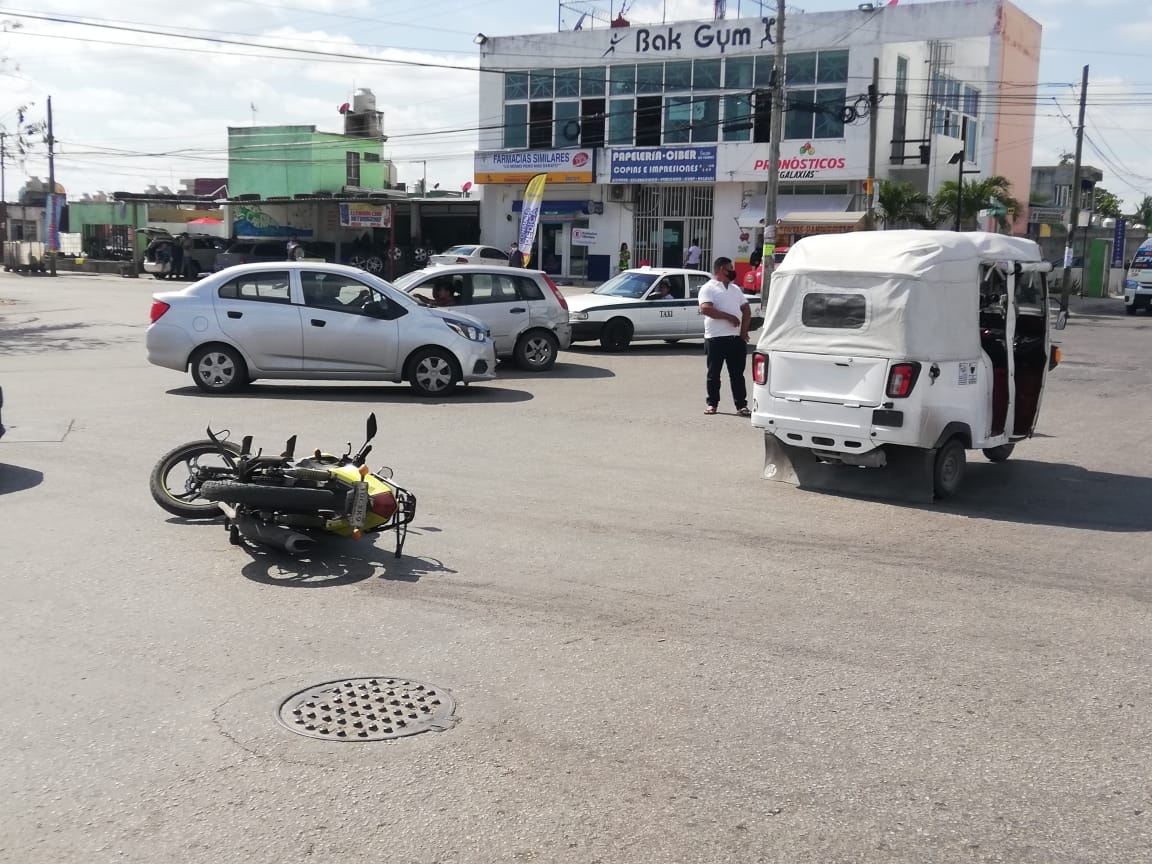 Mototaxi le pega a motociclista y lo tira en calles de Cancún