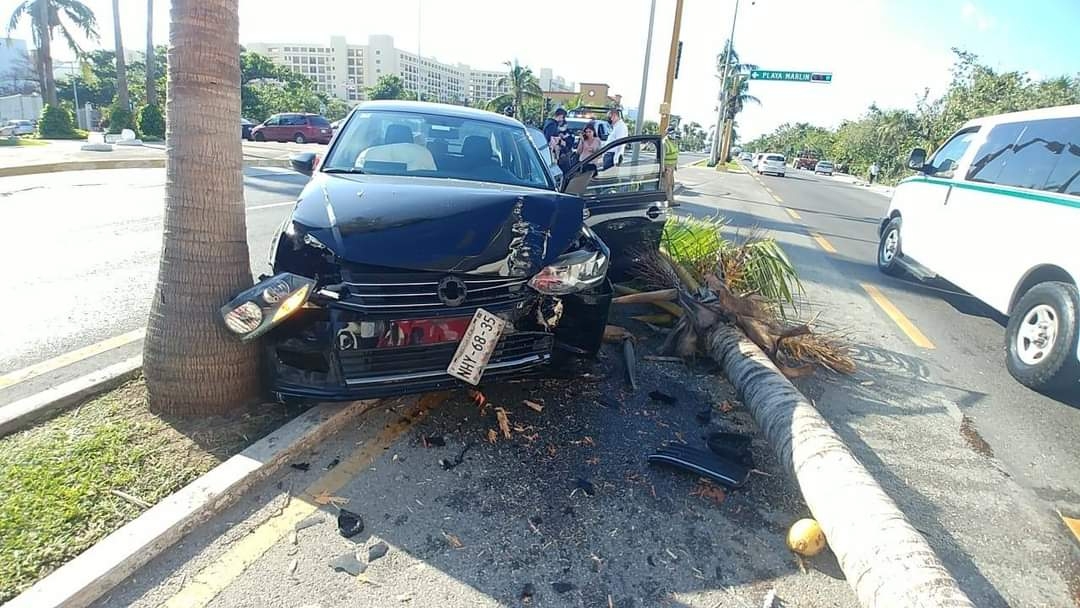 Conductora se estampa contra palmera en la Zona Hotelera de Cancún