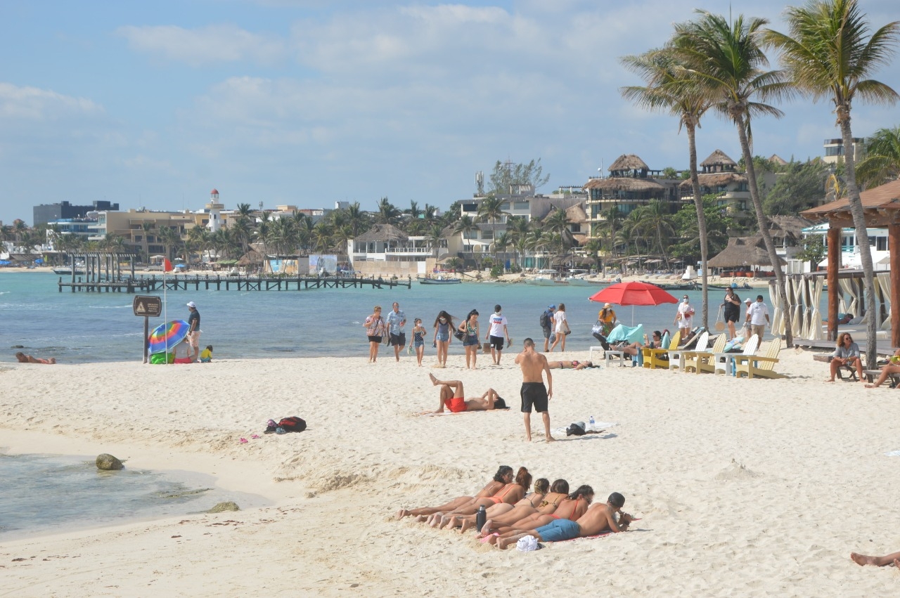 Pese a COVID-19, bañistas continúan asistiendo a playas del Caribe