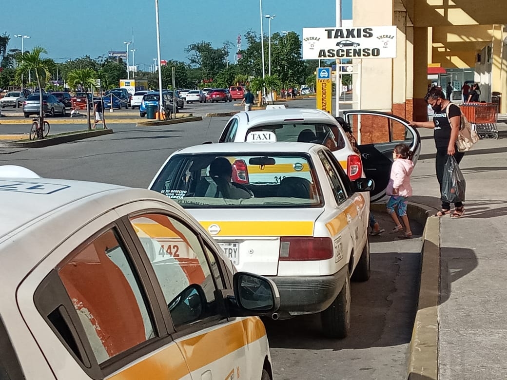 Los aumentos de gasolina, han mermado la economía de los taxistas