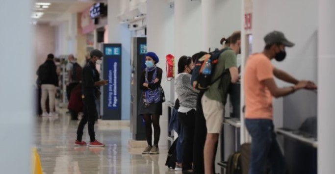 Una odisea es para ellos mantenerse en el aeropuerto