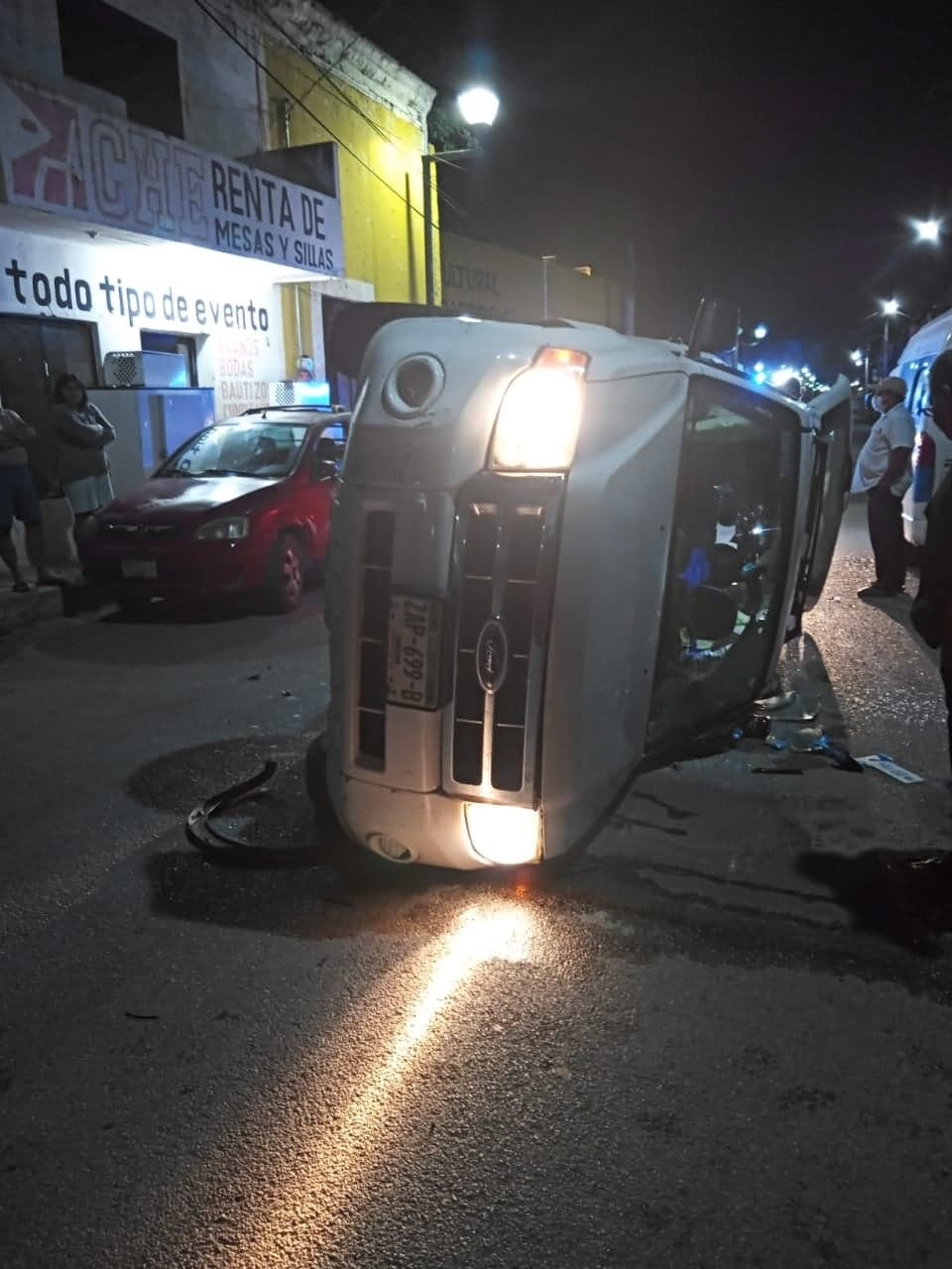 Tras el choque el carro quedó volcado sobre la carretera y dejó daño de miles pesos