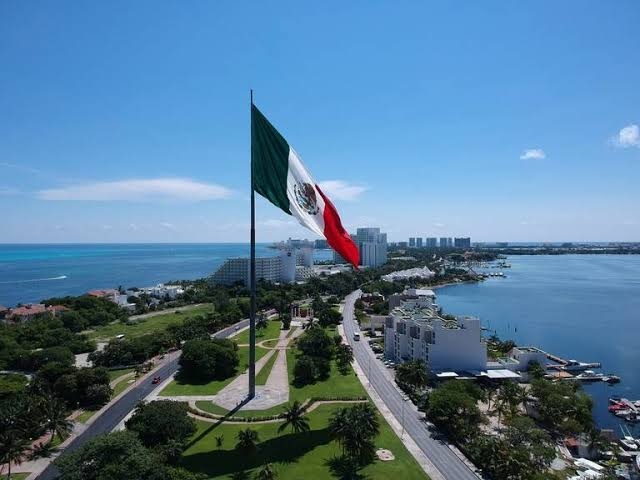 Bandera monumental de la zona hotelera de Cancún cumple 23 años