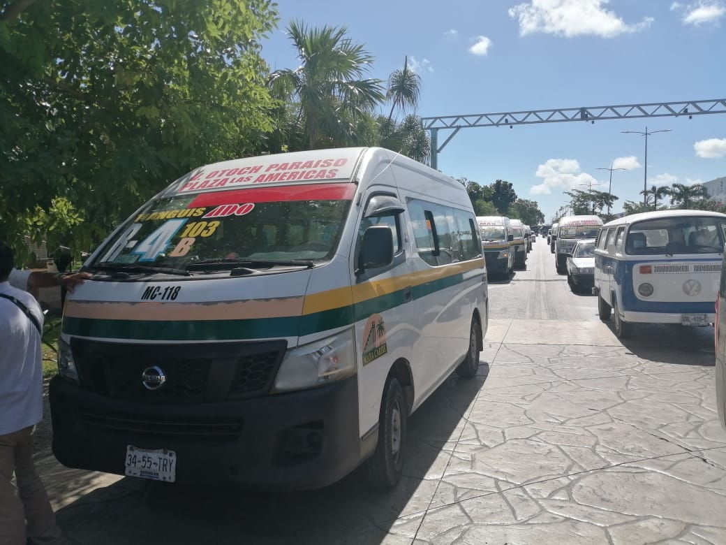 Operadores de transporte en Cancún denuncian cobros excesivos de liquidación