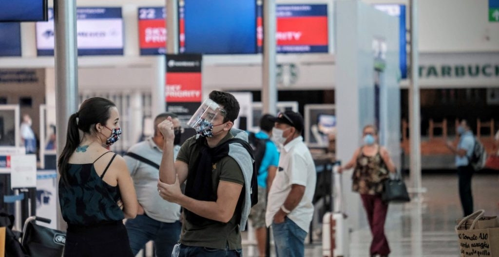 Estados Unidos pide a sus habitantes no realizar viajes a México y otros países por alza en contagios de COVID-19. Foto: EFE