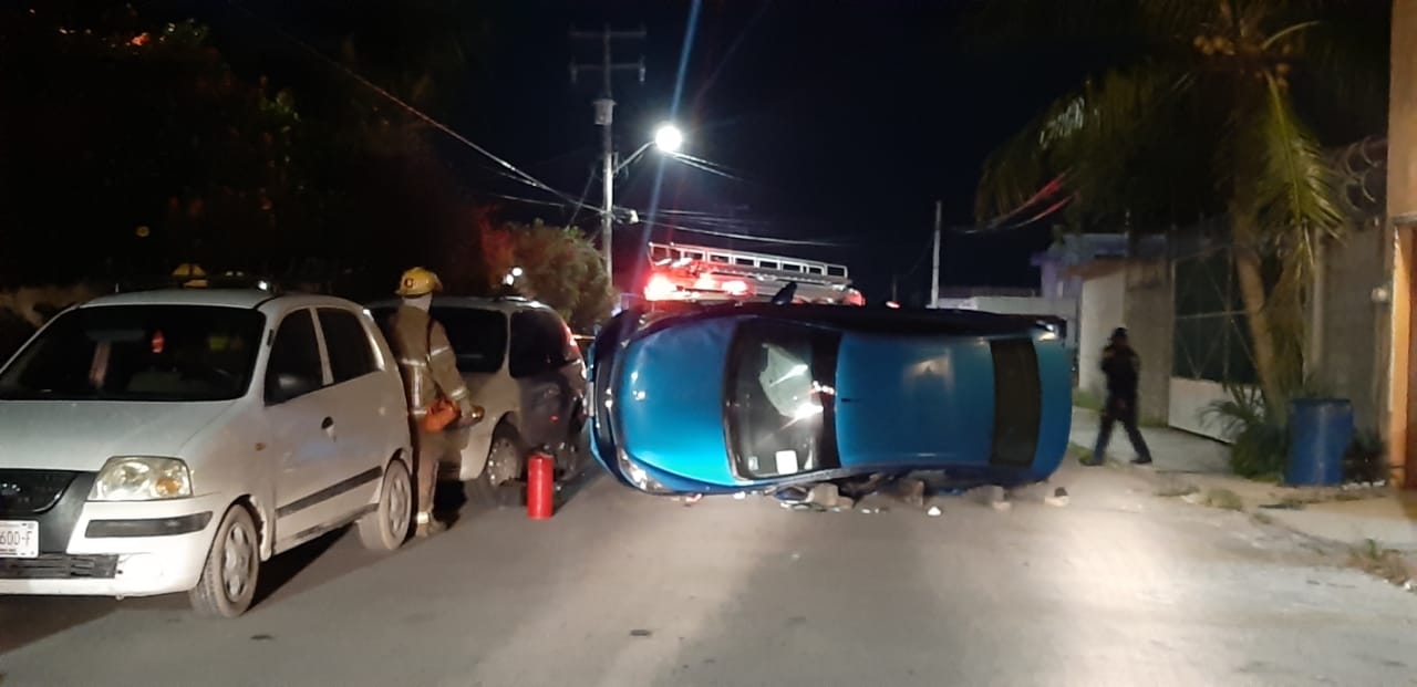 El conductor perdió el control de su auto y chocó con camioneta estacionada