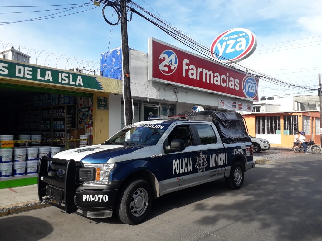 Según testimonio, fueron dos sujetos encapuchados quienes entraron a la farmacia de manera agresiva, uno de ellos con un arma de fuego