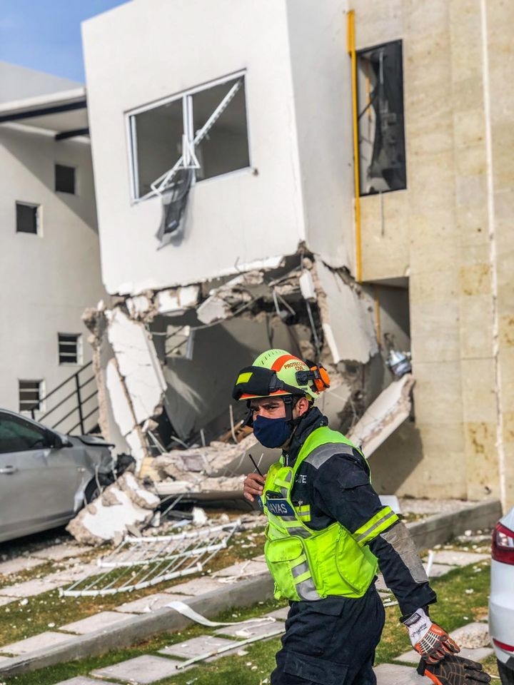 Los vecinos que habitan en las casas aledañas a donde se registró el siniestro, evacuaron sus casas