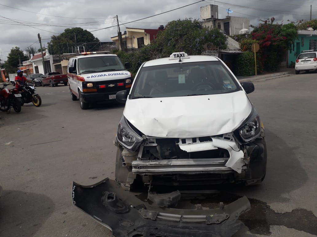 El taxi terminó con daños parciales.