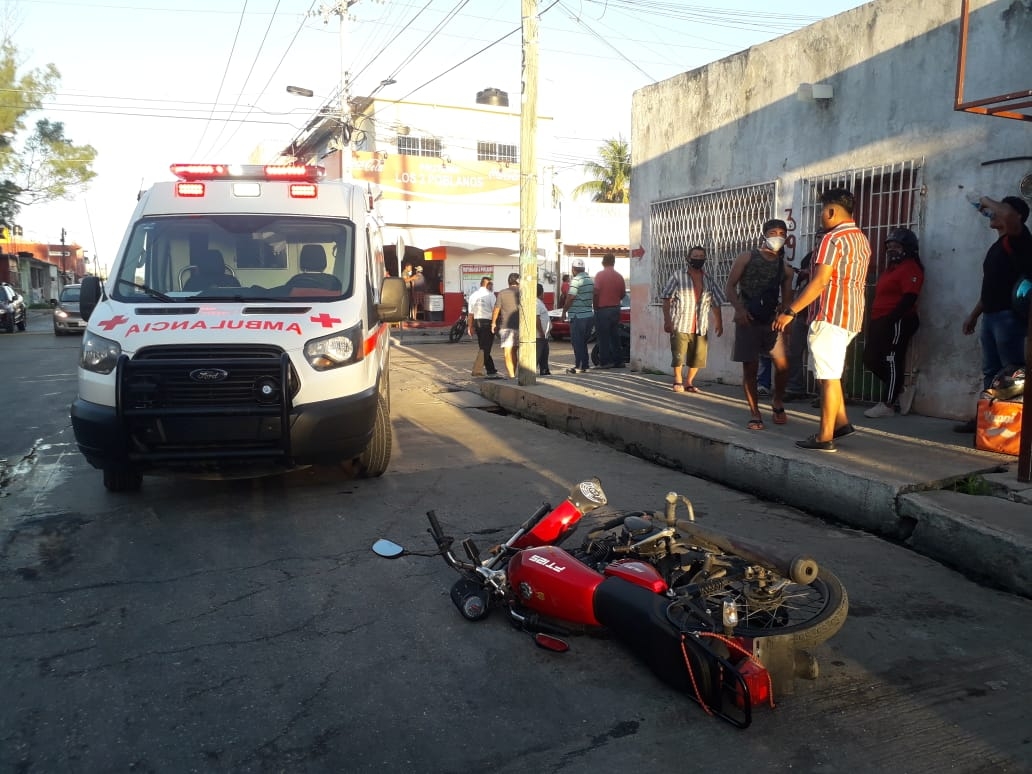 Taxista se pasa un alto y choca contra un motociclista en Ciudad del Carmen