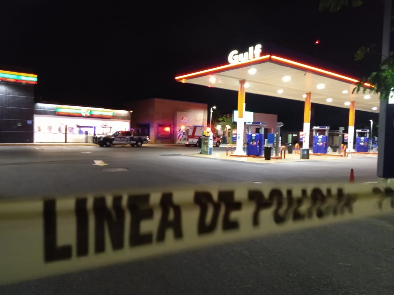 Empleados de una tienda de conveniencia y clientes fueron golpeados y atados de las manos con trapos y encerrados en una bodega.