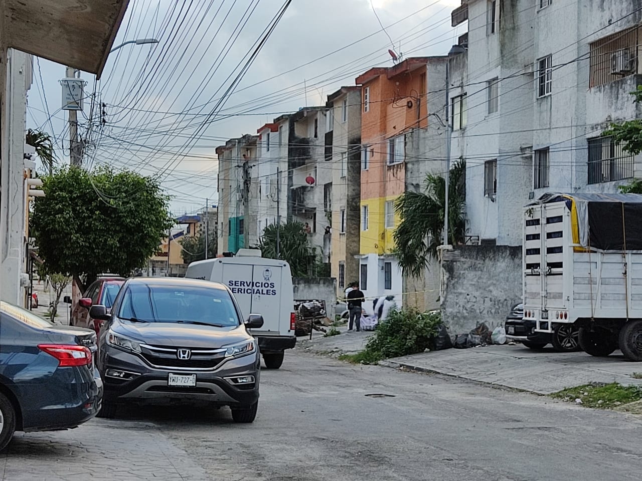 Hombre muere tras caer del cuarto piso en la Región 92 de Cancún