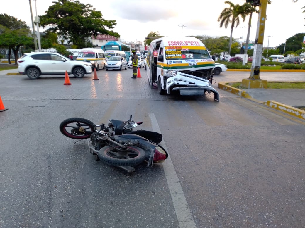 Combi le pega a motociclista en calles de Cancún