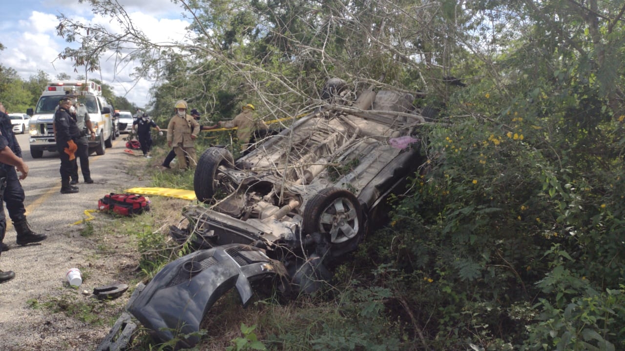 El conductor dormitó al volante de un Chevrolet Aveo lo que ocasionó que se saliera de la carretera unos 30 metros.