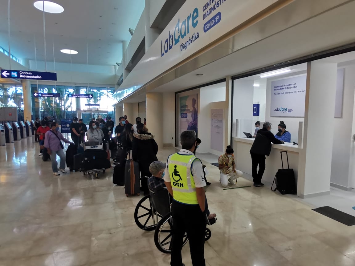 Turistas cubanos quedan varados en el Aeropuerto de Cancún